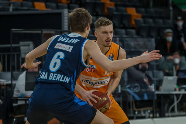 与特点迥异 与特点迥异